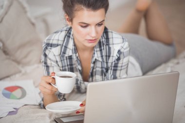 Genç çekici kadın çalışma evde laptop
