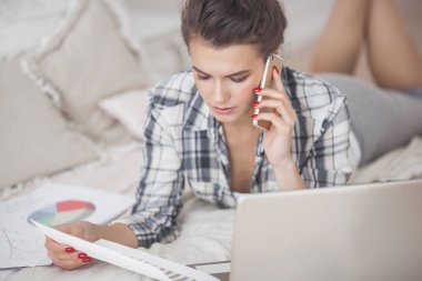 Genç çekici kadın çalışma evde laptop