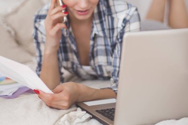 Genç çekici kadın çalışma evde laptop