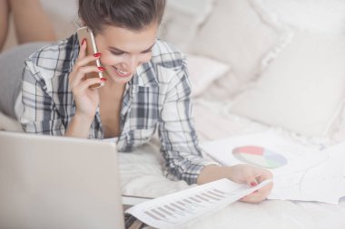 Genç çekici kadın çalışma evde laptop