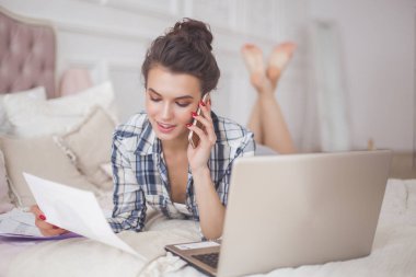 Genç çekici kadın çalışma evde laptop