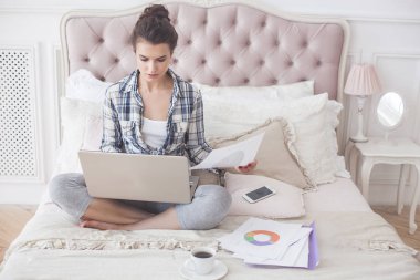 Genç çekici kadın çalışma evde laptop