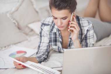 Genç çekici kadın çalışma evde laptop