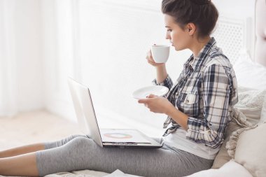 Genç çekici kadın çalışma evde laptop