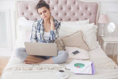 Genç çekici kadın çalışma evde laptop