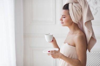 Sonra sabah kahve içme banyo havlu güzel kadın