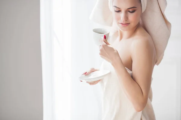 Hermosa Mujer Toalla Después Bañarse Tomando Café Mañana —  Fotos de Stock