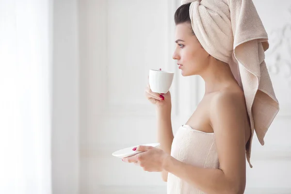 Hermosa Mujer Toalla Después Bañarse Tomando Café Mañana — Foto de Stock