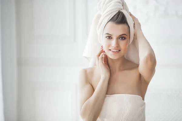 Hermosa Mujer Toalla Relajante Después Bañarse — Foto de Stock