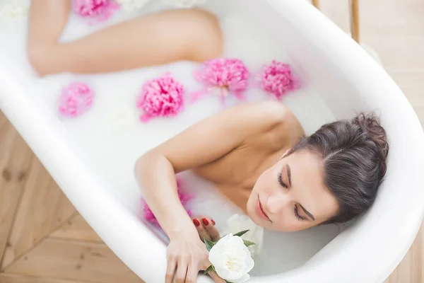 Jovem Mulher Bonita Tomando Banho Com Flores Leite — Fotografia de Stock