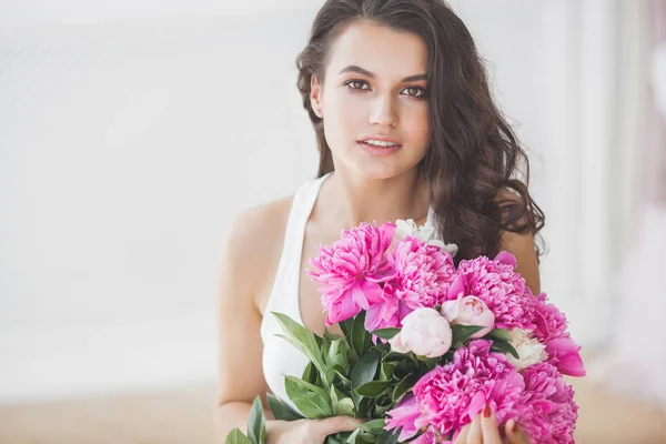 Junge Attraktive Frau Mit Rosa Und Weißen Pfingstrosenblüten — Stockfoto