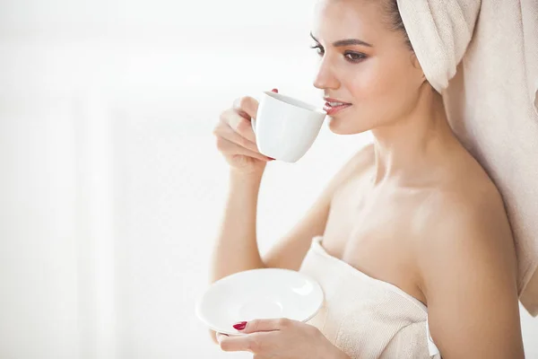 Hermosa Mujer Toalla Después Bañarse Tomando Café Mañana — Foto de Stock