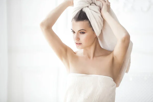 美丽的妇女在毛巾沐浴后放松 — 图库照片