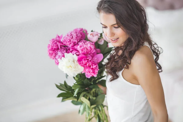 Junge Attraktive Frau Mit Rosa Und Weißen Pfingstrosenblüten — Stockfoto