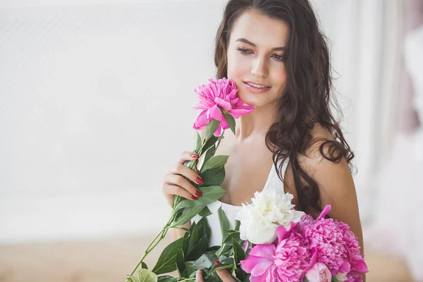 Pembe Beyaz Şakayık Çiçekleri Olan Çekici Kadın — Stok fotoğraf
