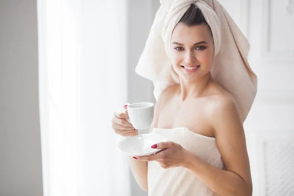 美丽的妇女在毛巾沐浴后喝了早晨的咖啡 — 图库照片