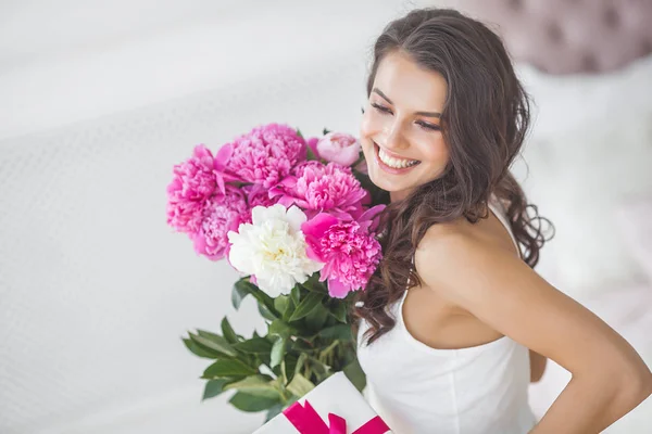 Sehr Schöne Frau Mit Blumen Und Geschenk Drinnen — Stockfoto