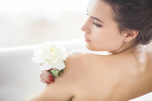 Wanita Cantik Muda Mandi Dengan Bunga Dan Susu — Stok Foto