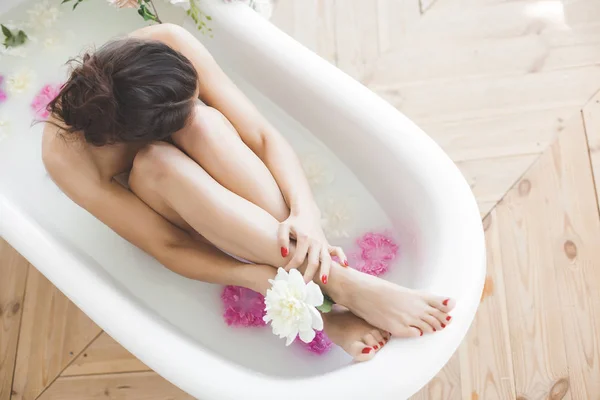 Young Beautiful Woman Taking Bath Flowers Milk — Stock Photo, Image