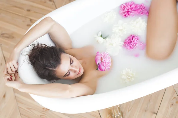 Jovem Mulher Bonita Tomando Banho Com Flores Leite — Fotografia de Stock