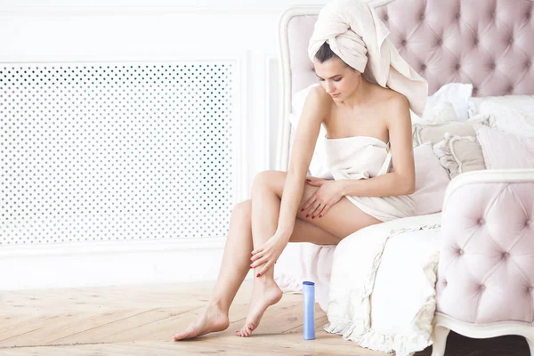 Beautiful Woman Towel Bathing Applying Body Lotion — Stock Photo, Image
