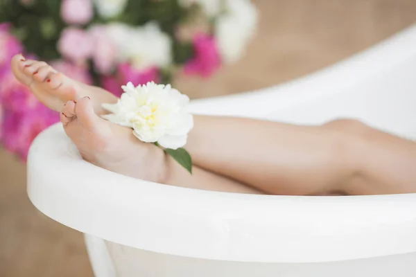 Women Feet Resting Bath Beautiful Flowers — Stock Photo, Image