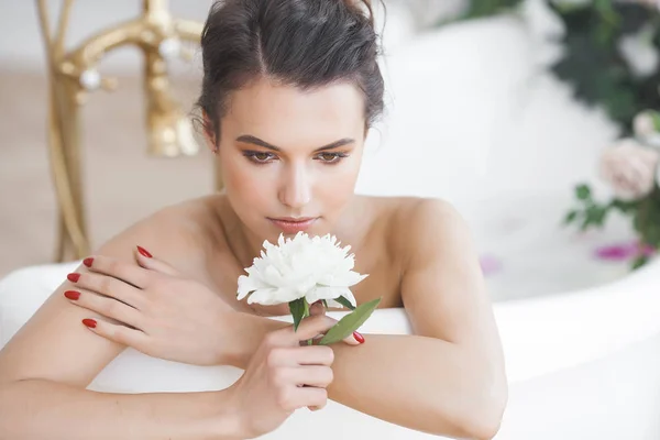Young Beautiful Woman Taking Bath Flowers Milk — Stock Photo, Image