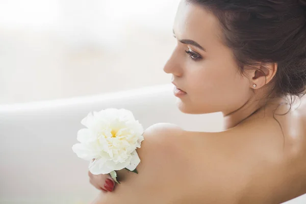 Młoda Piękna Kobieta Kąpieli Kwiatów Mleka — Zdjęcie stockowe