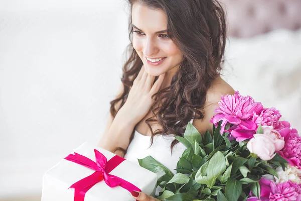 Very Beautiful Woman Flowers Gift Indoors — Stock Photo, Image