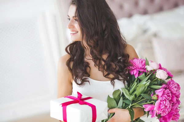 Mulher Muito Bonita Com Flores Presente Dentro Casa — Fotografia de Stock