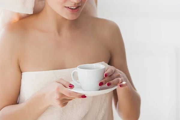 Hermosa Mujer Toalla Después Bañarse Tomando Café Mañana — Foto de Stock