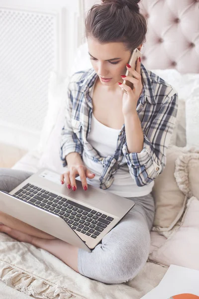 Jovem Mulher Atraente Trabalhando Casa Laptop — Fotografia de Stock