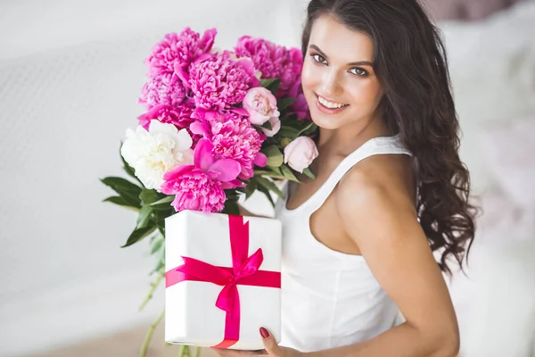 Sehr Schöne Frau Mit Blumen Und Geschenk Drinnen — Stockfoto