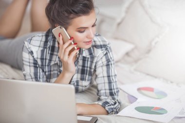 Genç çekici kadın çalışma evde laptop