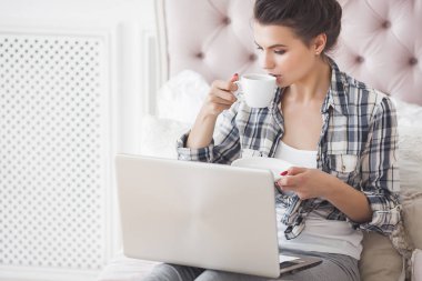 Genç çekici kadın çalışma evde laptop