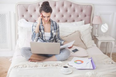 Genç kadın laptop evde çalışan yorgun