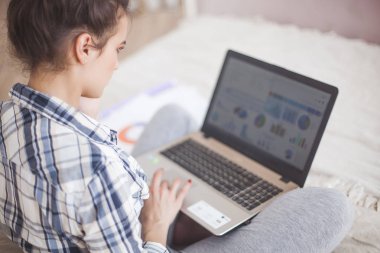 Genç çekici kadın çalışma evde laptop