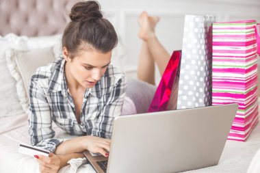 Evde alışveriş online yapmak çok güzel bir genç kadın