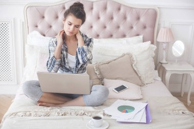 Genç çekici kadın çalışma evde laptop