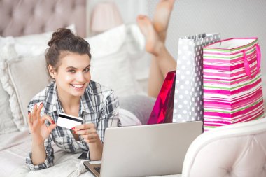 Evde alışveriş online yapmak çok güzel bir genç kadın