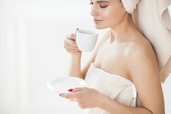 Hermosa Mujer Toalla Después Bañarse Tomando Café Mañana — Foto de Stock