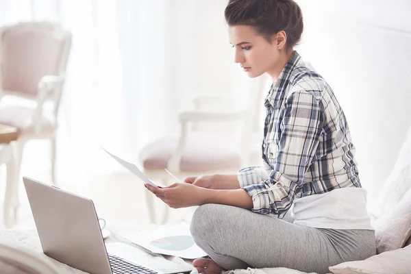 Młoda Atrakcyjna Kobieta Domu Pracy Laptopie — Zdjęcie stockowe