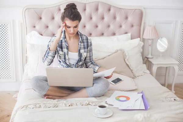 Jovem Mulher Atraente Trabalhando Casa Laptop — Fotografia de Stock