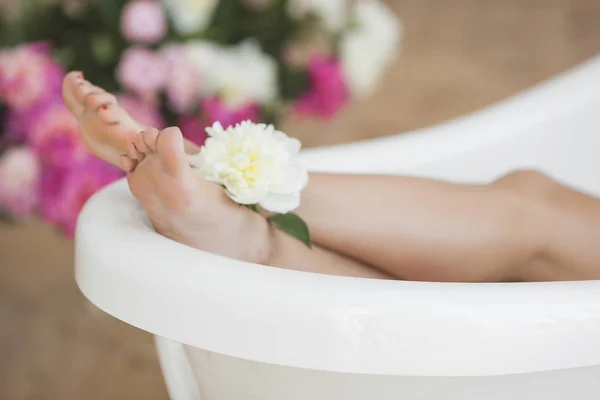 Pés Femininos Descansando Banho Entre Belas Flores — Fotografia de Stock