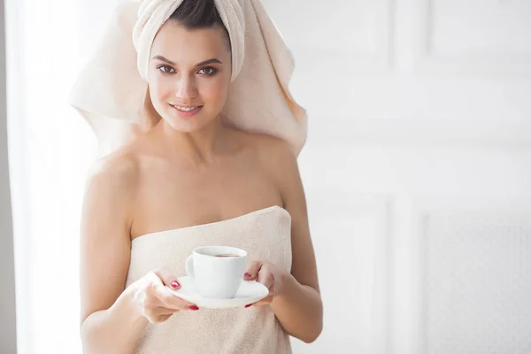 Mulher Bonita Toalha Depois Tomar Banho Bebendo Café Manhã — Fotografia de Stock