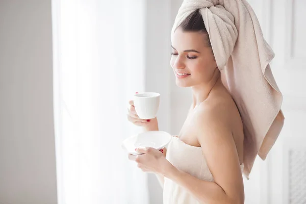 Hermosa Mujer Toalla Después Bañarse Tomando Café Mañana — Foto de Stock