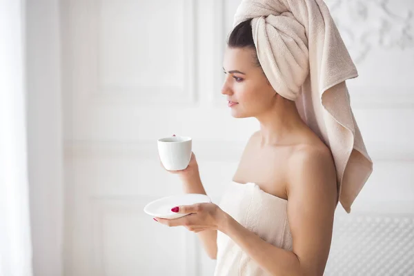 Mulher Bonita Toalha Depois Tomar Banho Bebendo Café Manhã — Fotografia de Stock