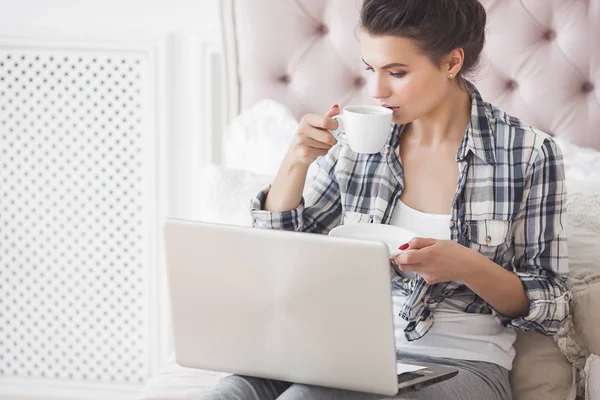 Genç çekici kadın çalışma evde laptop