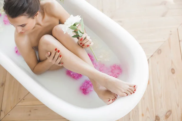 Jovem Mulher Bonita Tomando Banho Com Flores Leite — Fotografia de Stock