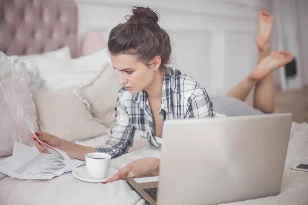 Młoda Atrakcyjna Kobieta Domu Pracy Laptopie — Zdjęcie stockowe